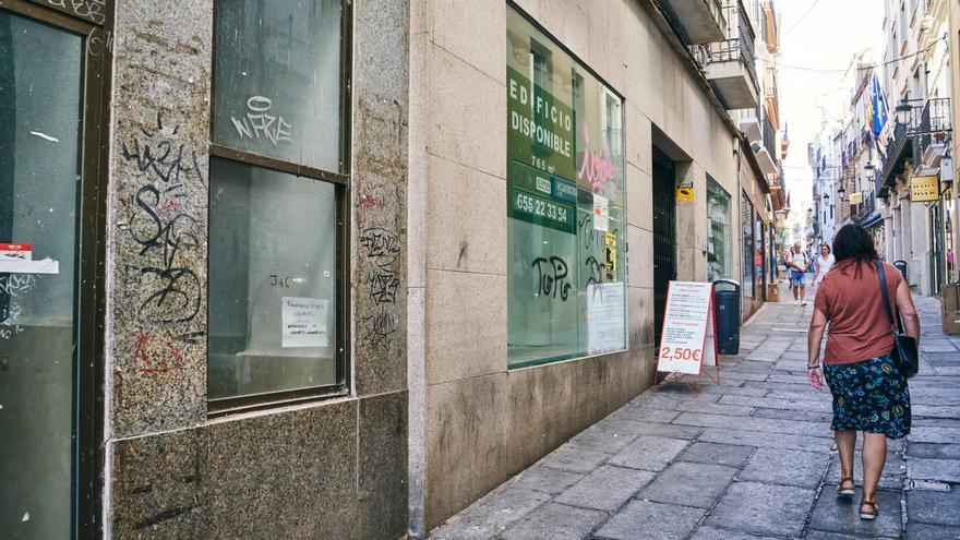 Tres de cada diez comercios del eje de Pintores en Cáceres están cerrados