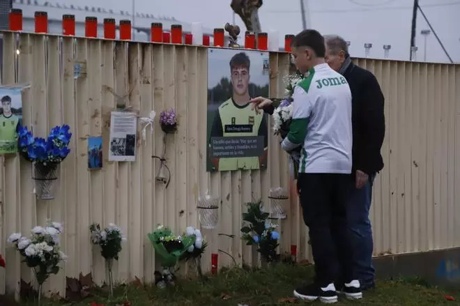 Flores para Álex Ortega un año después de su asesinato en El Arenal