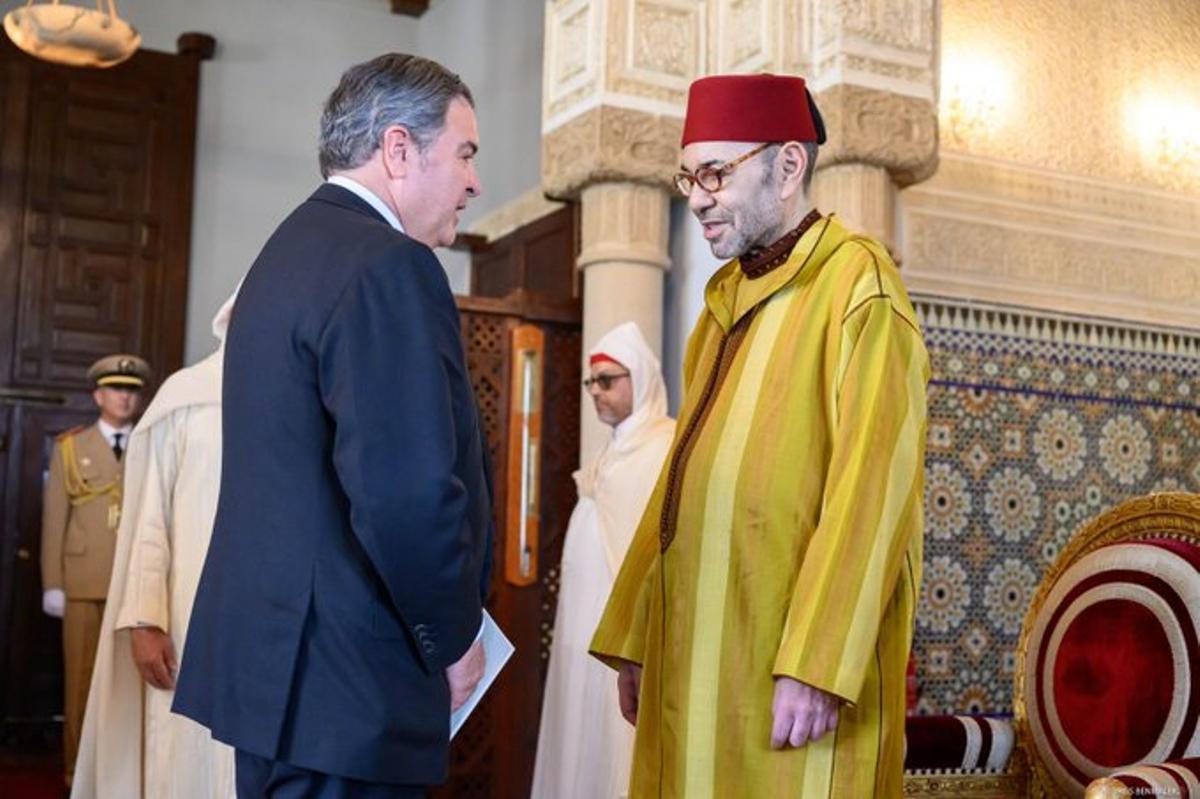 30 de julio de 2026. El embajador estadounidense Duke Buchan presenta sus respetos a Mohamed VI en la Fiesta del Trono, en un palacio de Tetuán. A 40 kilómetros, comenzaba el caos en Ceuta.