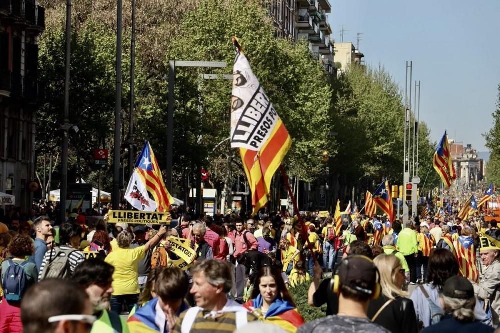 Miles de personas exigen la libertad de los presos independentistas en Barcelona