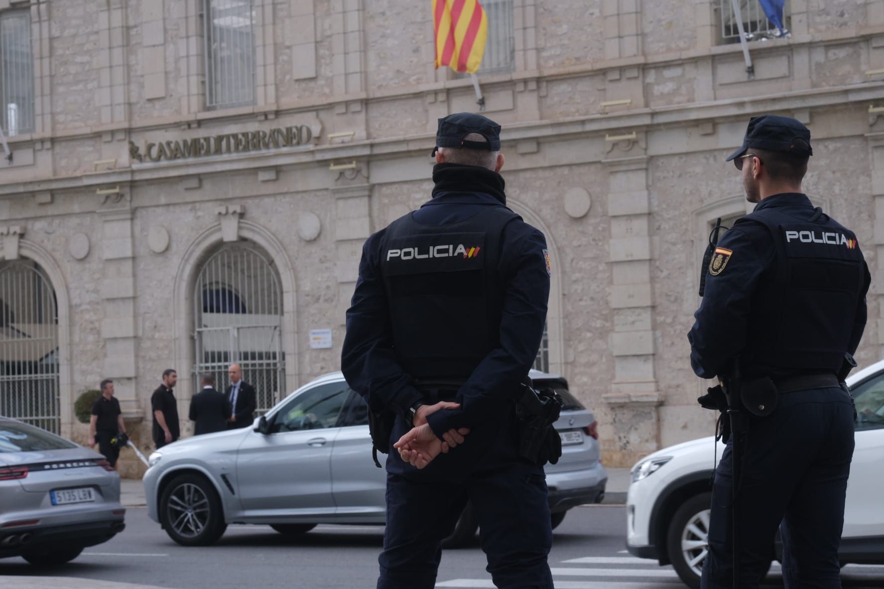 Gran presencia policial y decenas de curiosos en Casa Mediterráneo por la cumbre europea que se celebra en Alicante