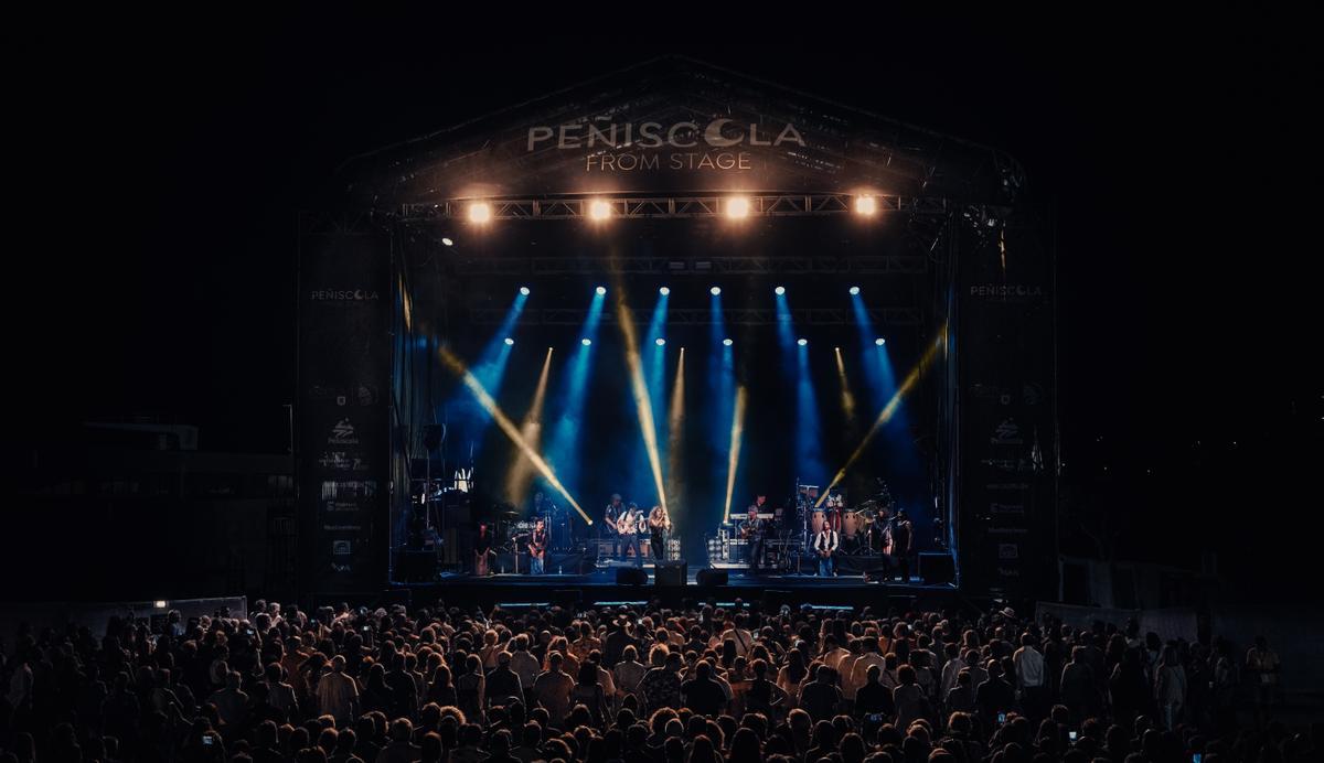 La artista encandiló a los miles de fans que acudieron a ver su concierto en el Peñíscola From Stage.