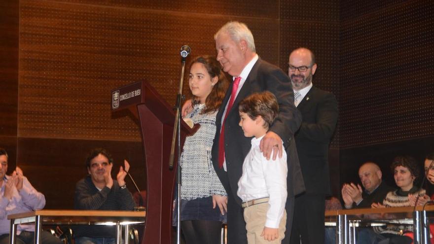 Juan Veiga junto a sus nietos y con el alcalde de Bueu detrás, tras el homenaje en el Centro Social do Mar. // Gonzalo Núñez
