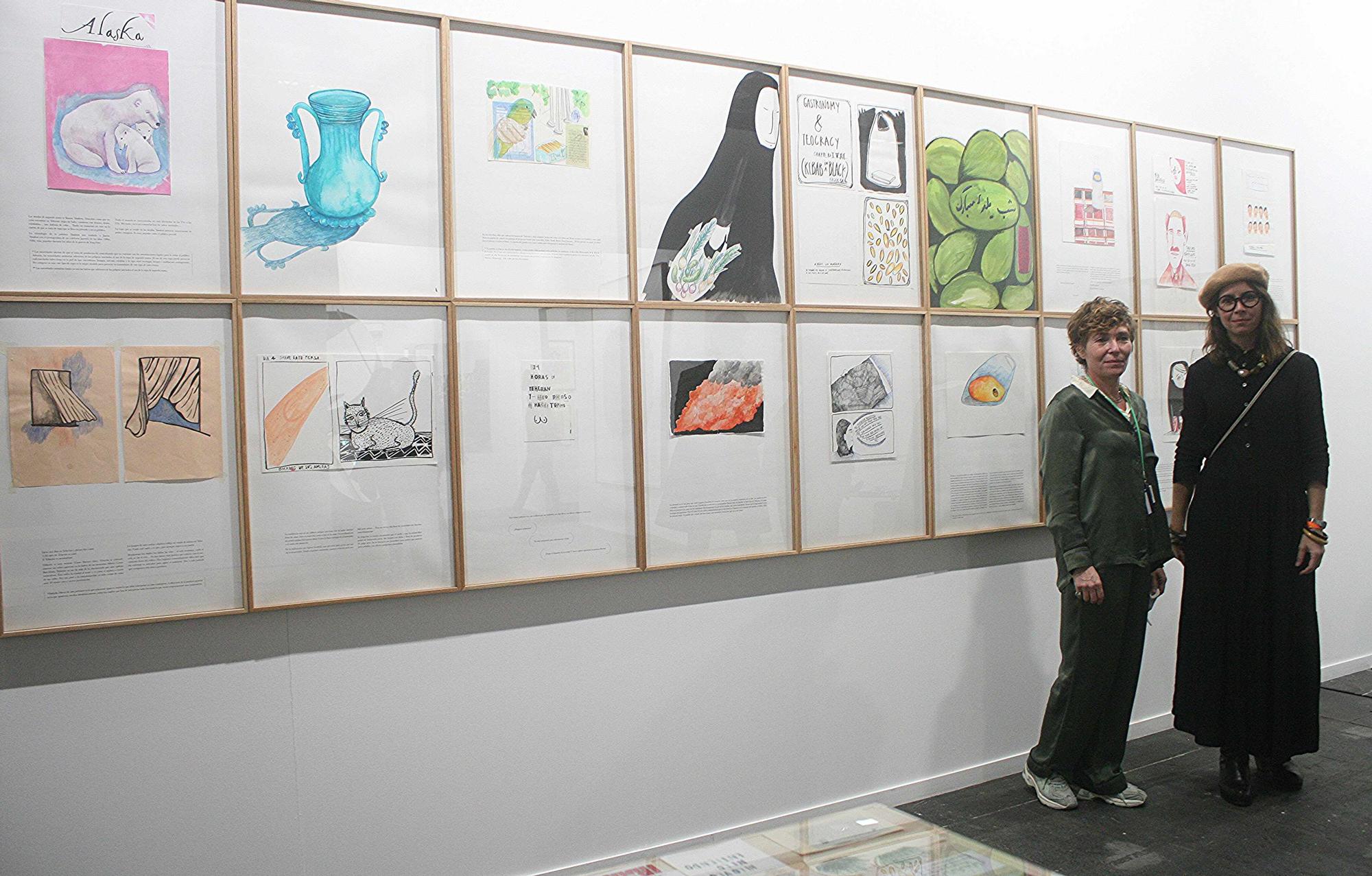 Nuria Marqués y la comisaria del proyecto, Alexandra Laudo, ante Spleen Teherán. Cámera Lúcida' , en el stand del Institut D'Estudis Balearics en ARCO