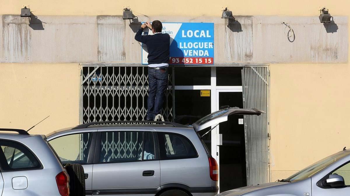 Colau apuesta por que los propietarios asuman el impago de alquileres. En la imagen, un local en alquiler en el barrio de Poblenou, en Barcelona.