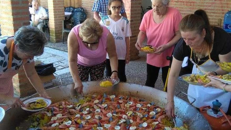 Los socios del Hogar de Mayores disfrutan de una convivencia en la pradera del Cristo