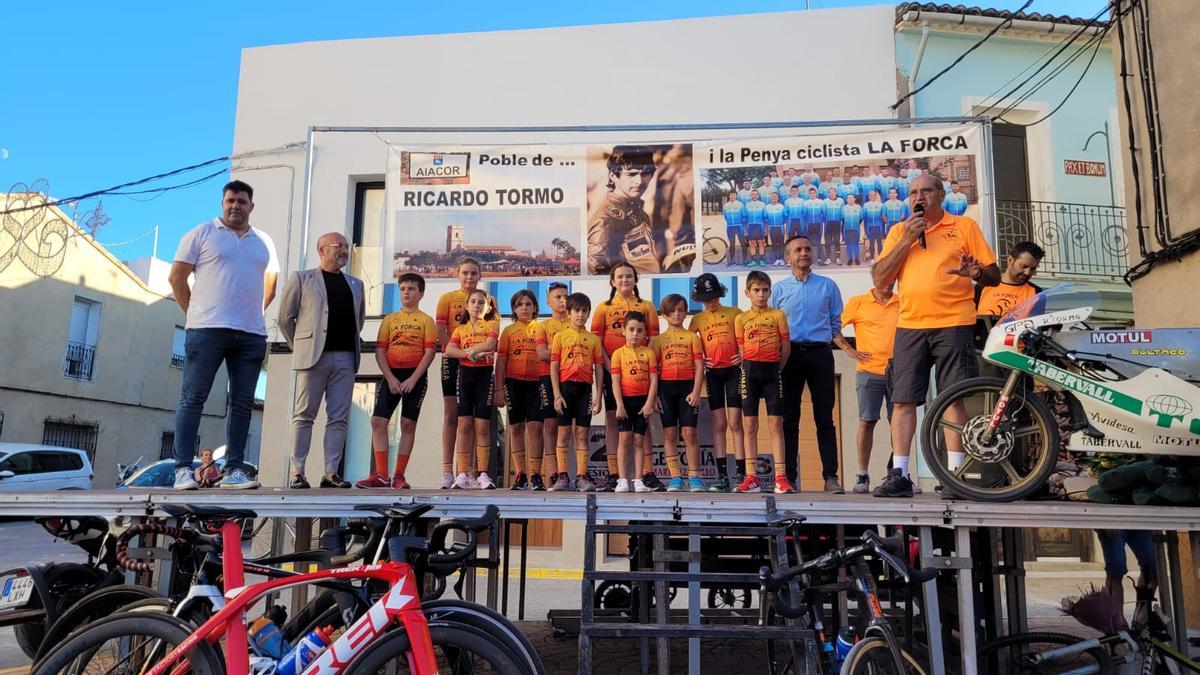 Ciclistas de la escuela de la Penya La Forca en el Trofeu Festes de Aiacor.