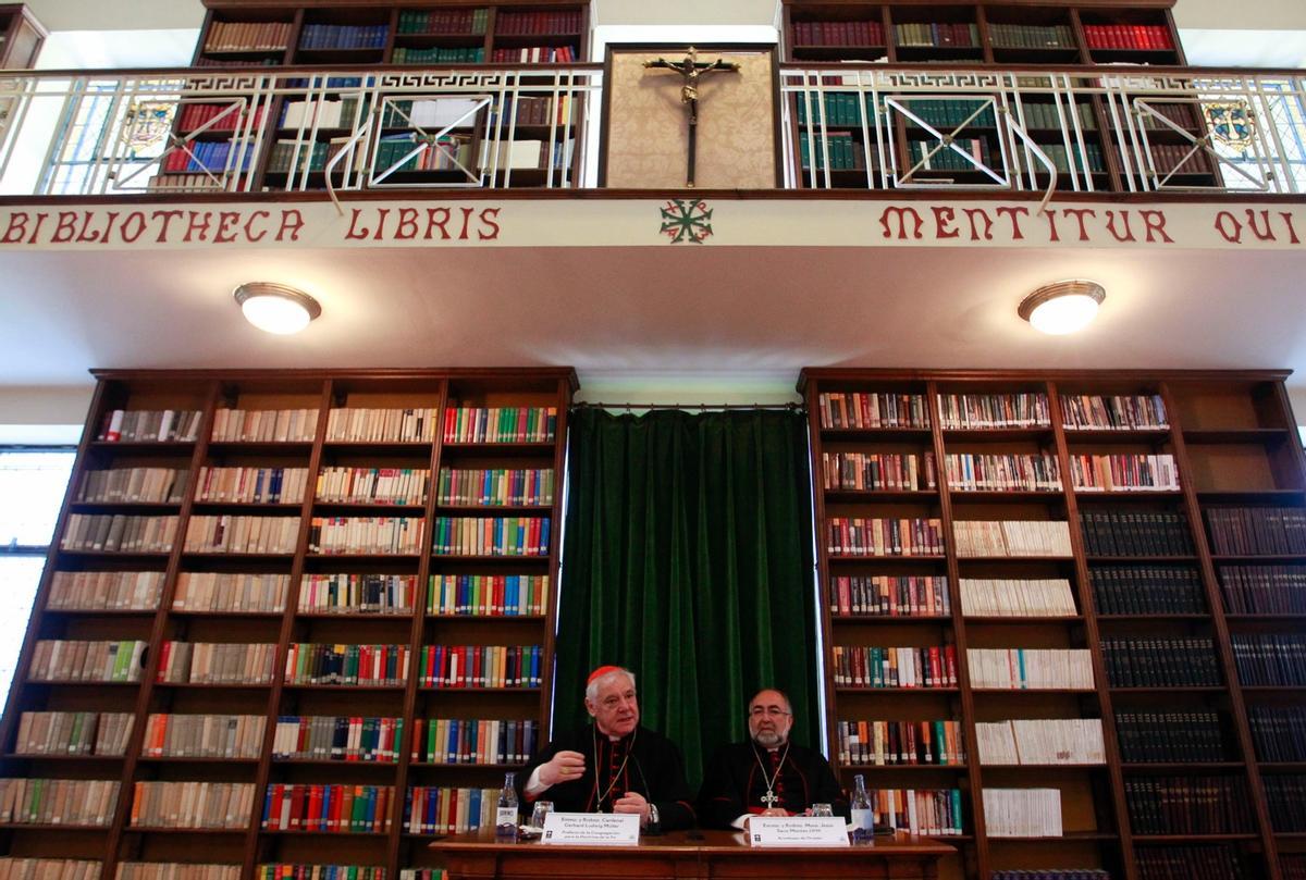 Müller y Sanz Montes atienden a la prensa en la biblioteca del Seminario de Oviedo en 2016.