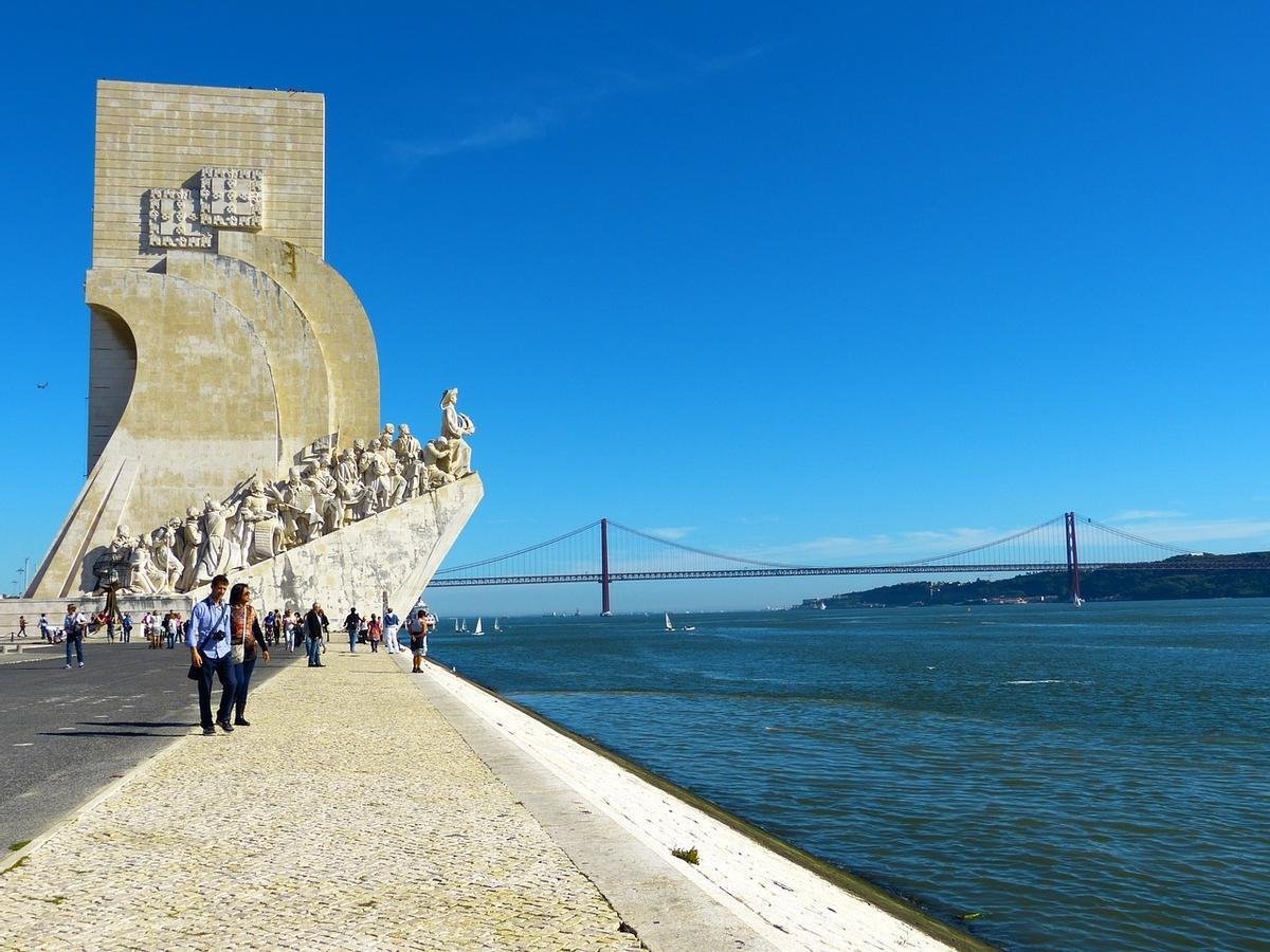 Monumento a los Descubrimientos a lo lejos