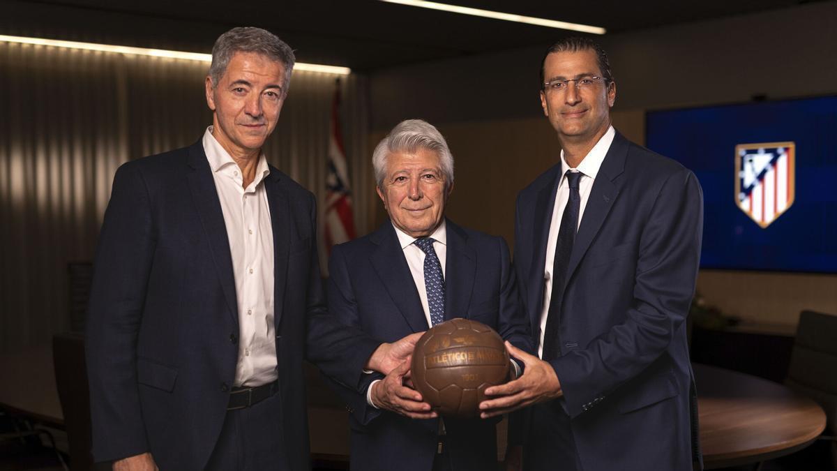El consejero delegado del Atlético de Madrid Miguel Ángel Gil y el presidente, Enrique Cerezo, posan junto a Robert Givone, socio de Apollo y co-gestor de ASC Apollo Sports Capital