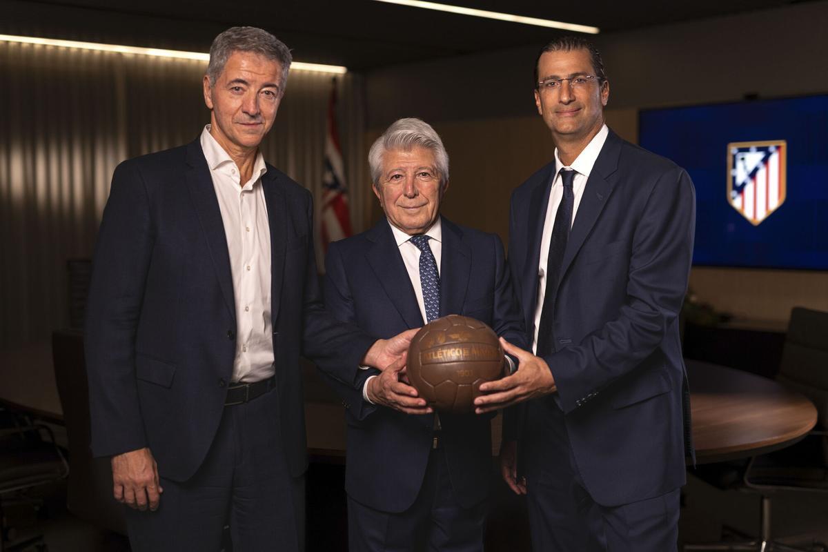 El consejero delegado del Atlético de Madrid Miguel Ángel Gil y el presidente, Enrique Cerezo, posan junto a Robert Givone, socio de Apollo y co-gestor de ASC Apollo Sports Capital