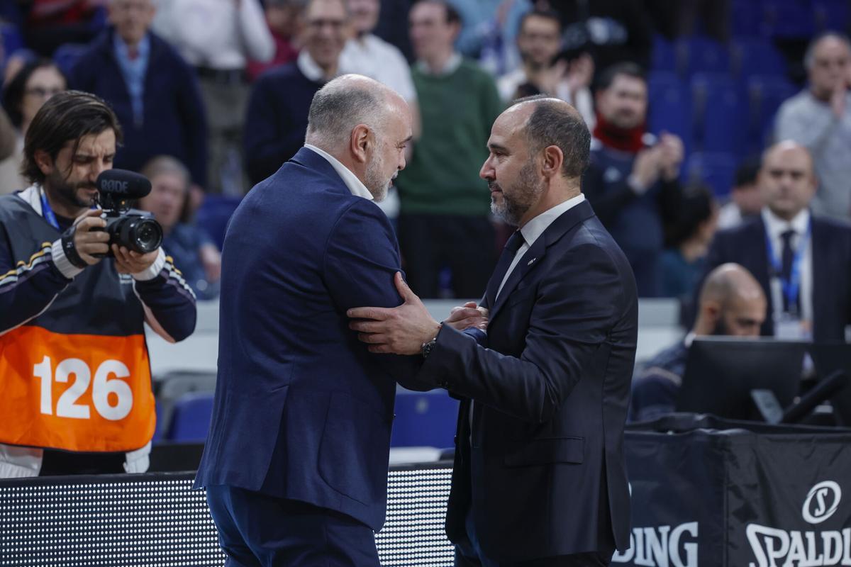 El entrenador del Baskonia, Pablo Laso. saluda a Chus Mateo, técnico del Real Madrid, antes del partido.