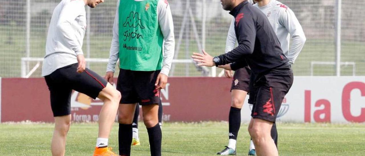 Abelardo da instrucciones a Sergio, Rachid y Álex Serrano durante un entrenamiento.