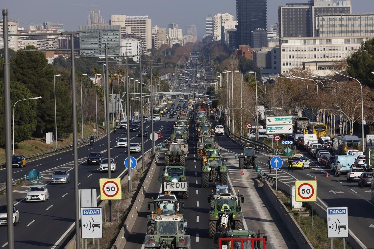 Los tractores circulan por las calles de Barcelona