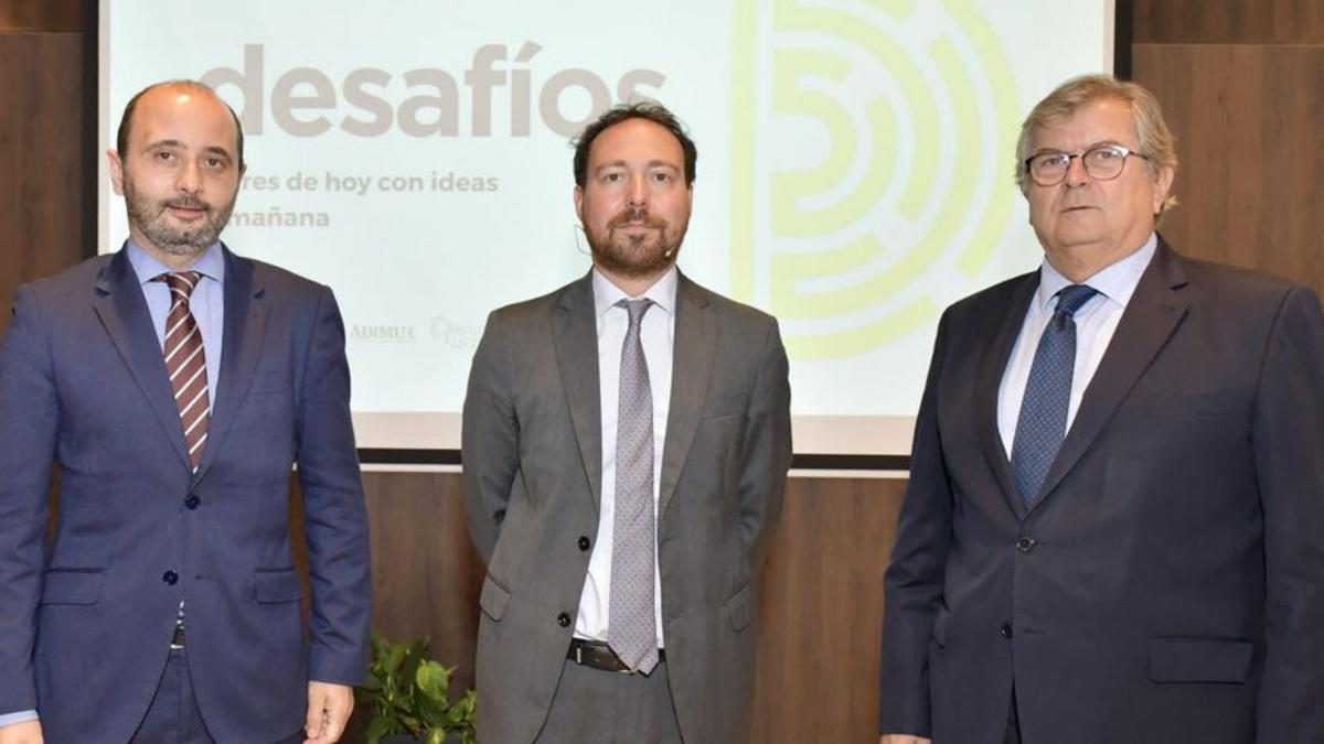 Steinber (c.), junto al director del Info y el decano del Colegio de Economistas.