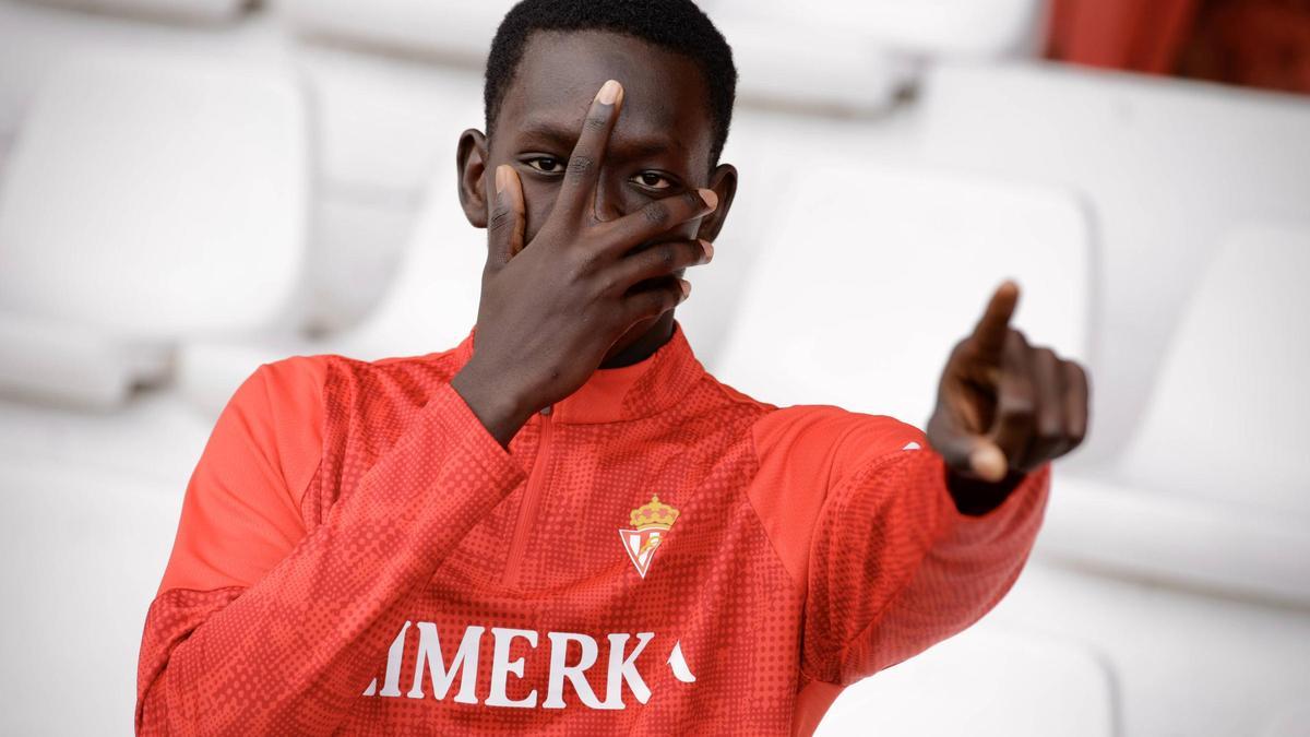 Amadou emula una de sus celebraciones.