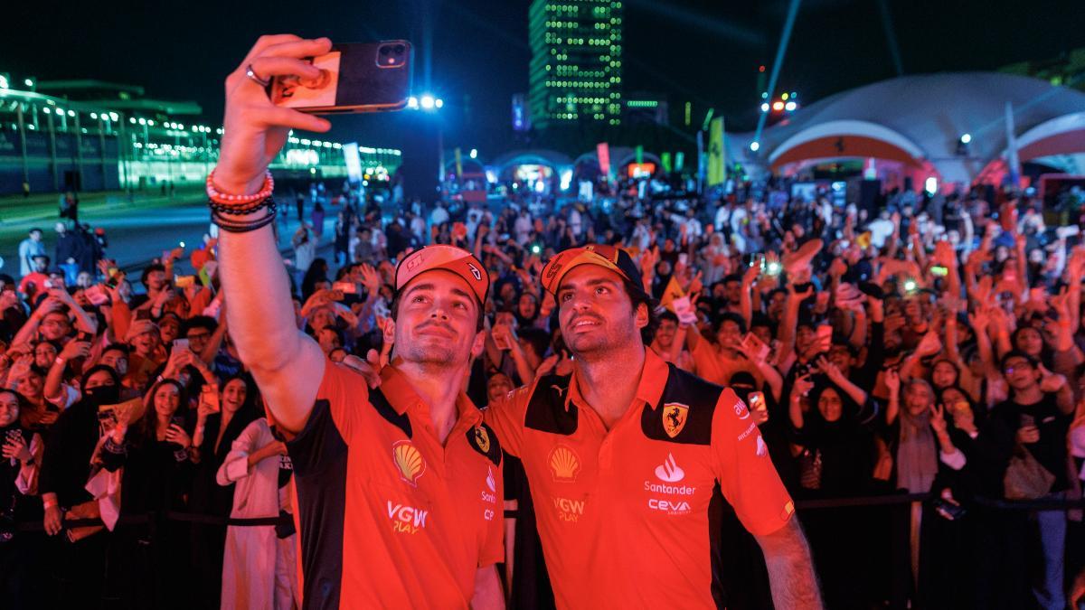 Leclerc y Sainz, con los fans de Ferrari tras la última carrera de la temporada 2023, en Abu Dhabi