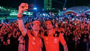 Leclerc y Sainz, con los fans de Ferrari tras la última carrera de la temporada 2023, en Abu Dhabi