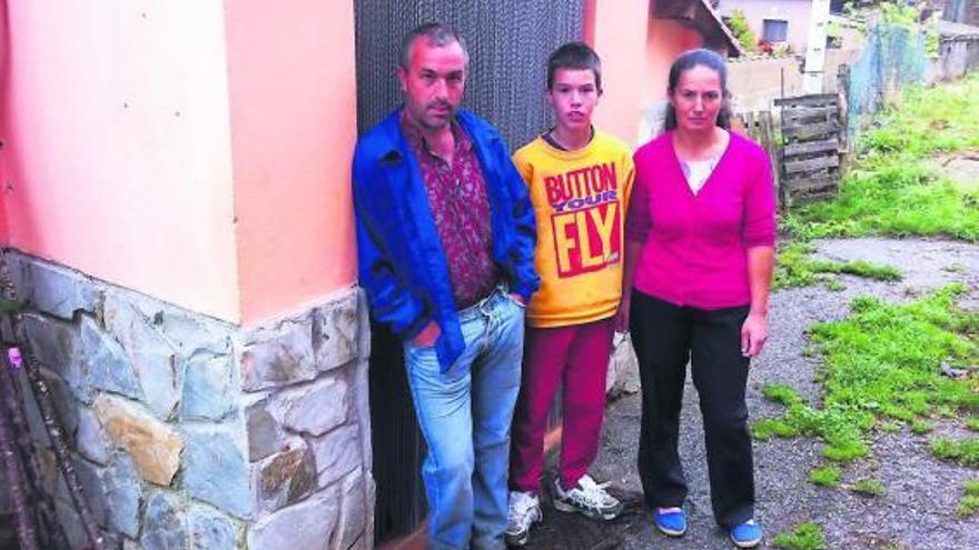 Iván Rodríguez flanqueado por sus padres, José Antonio Rodríguez y Alicia López, en Cadrijuela.