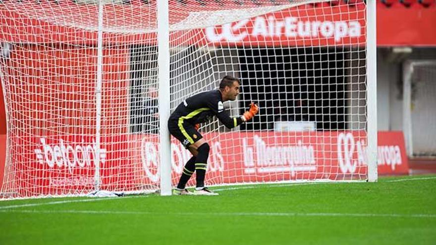 El portero Manolo Reina sobre el césped de Son Moix.