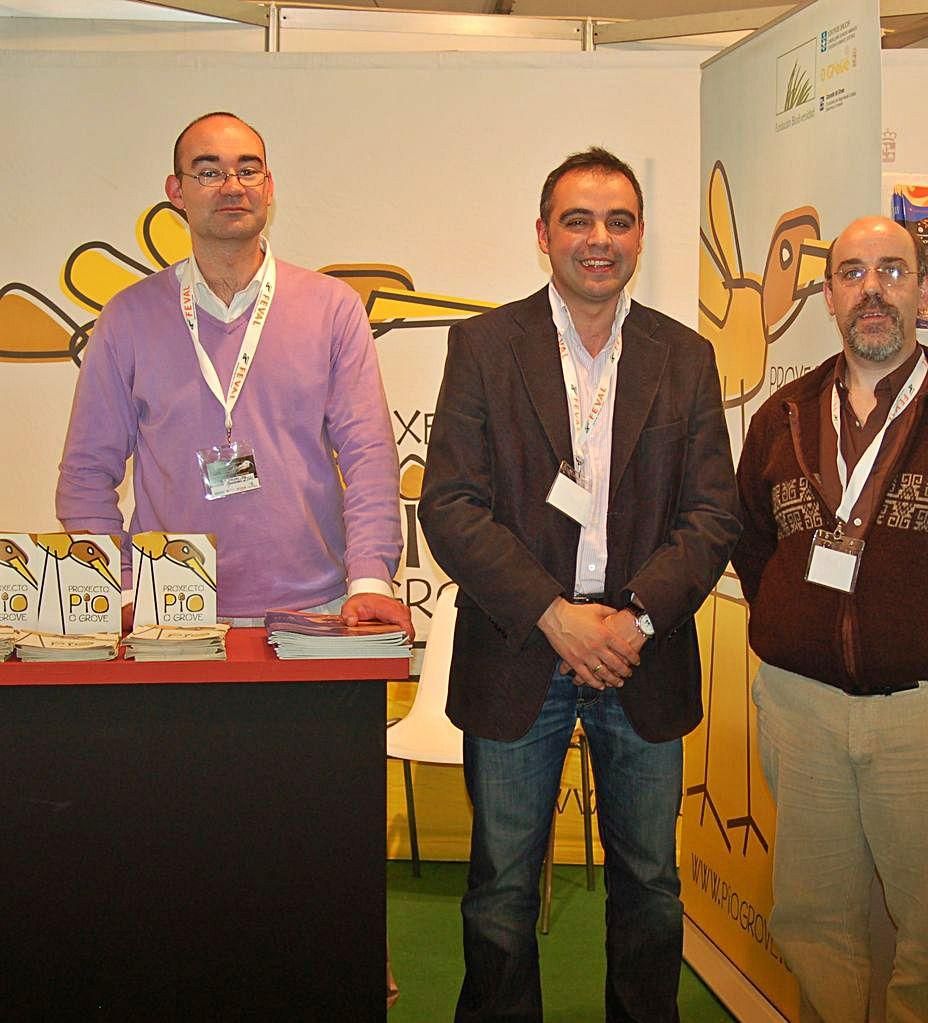 El técnico de Medido Ambiente, el exedil Jorge Olleros y un hostelero meco en la caseta de O Grove, en FIO 2011. 