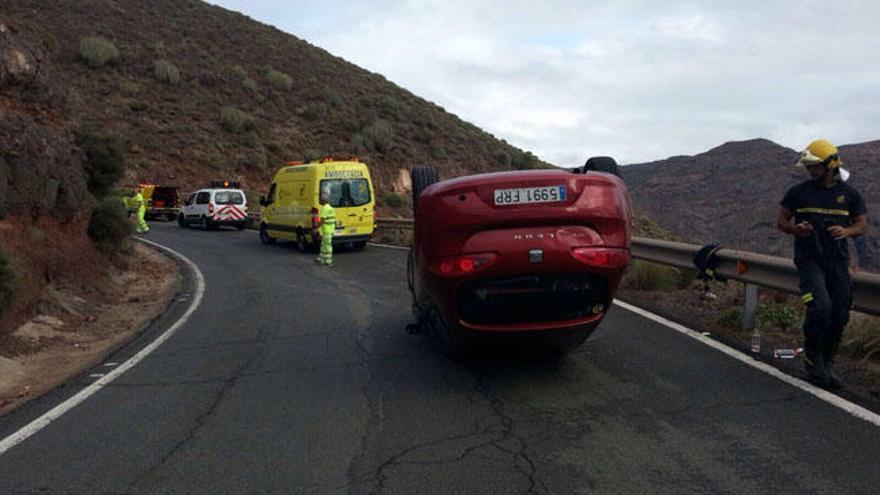 El monovolumen volcado en la GC-100, en Cruz de Jerez, en Telde.