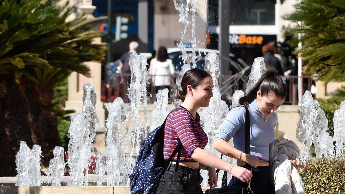 Dos jóvenes en la plaza del Ayuntamiento de Murcia