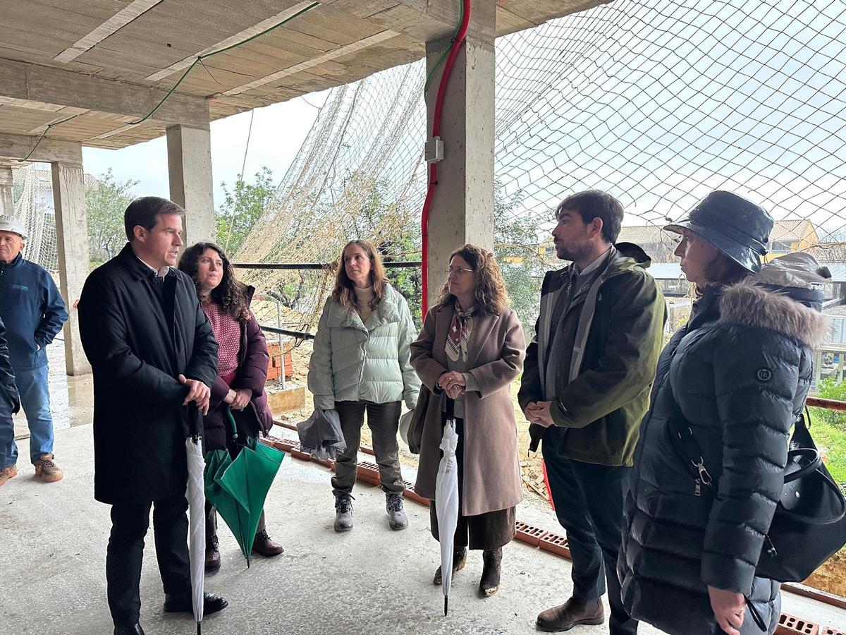 El alcalde, la primera teniente de alcalde y la regidora de Bienestar Social, con los altos cargos de la Generalitat.