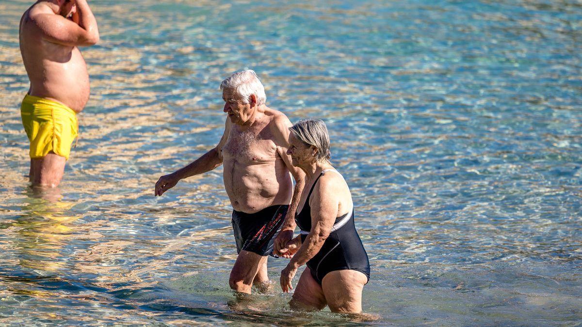 Una pareja de jubilados disfruta de un baño en una playa de la provincia.
