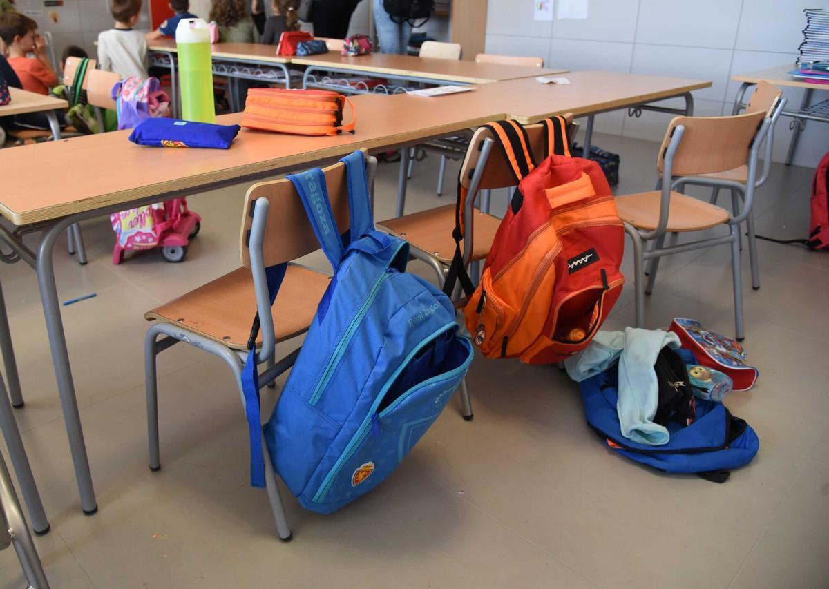 Dos mochilas cuelgan de las sillas de los estudiantes en una imagen de archivo.