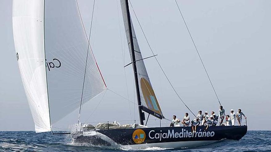 El nuevo barco de la CAM navega durante el Trofeo S.M. La Reina en Valencia.