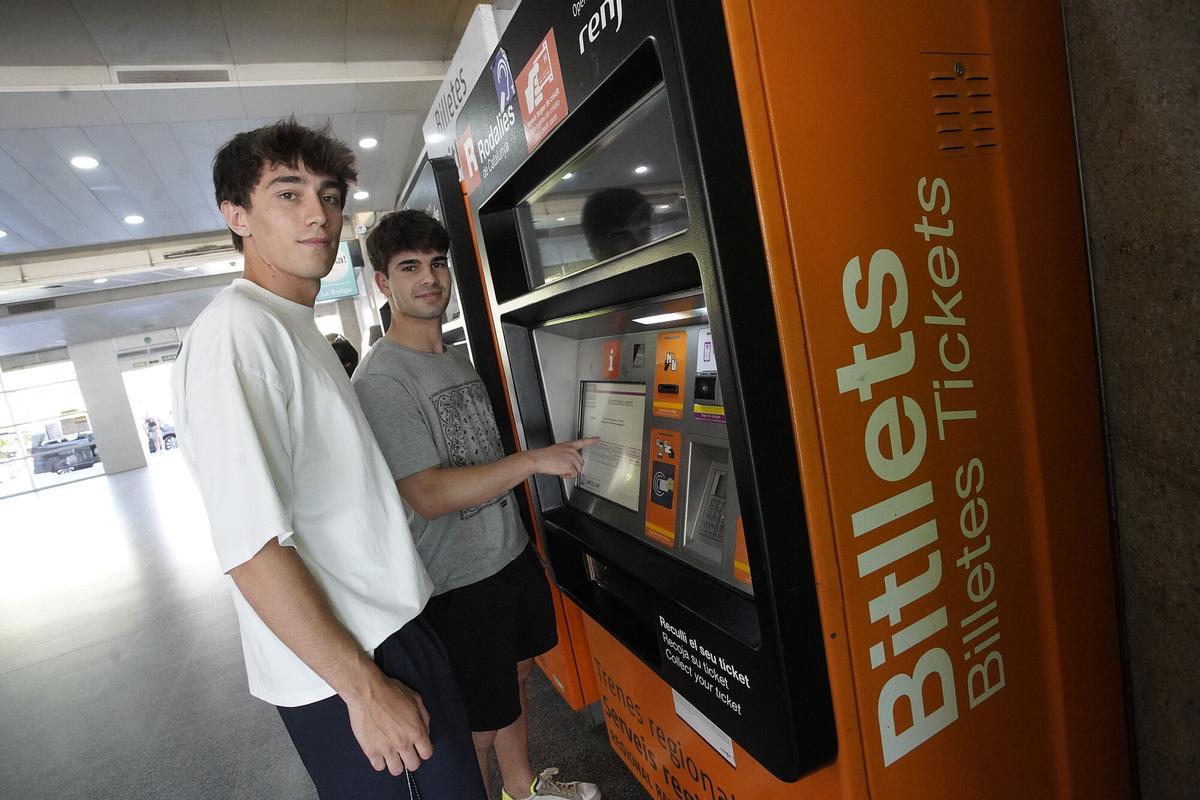 Girona estació de trens dos estudiants gironins que agafen el tren cada dia per anar a Barcelona