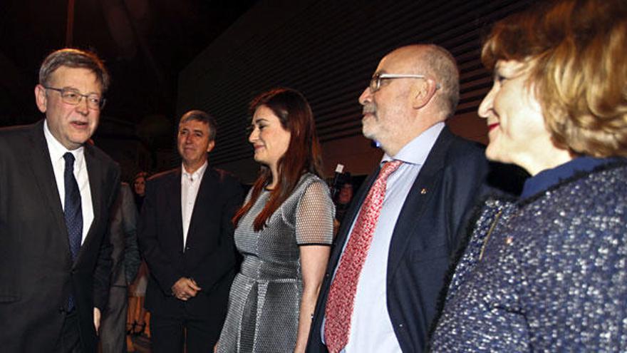 El presidente de la Generalitat, Ximo Puig, acompañado por los consellers Rafael Climent, Carmen Montón, Manuel Alcaraz y Elena Cebrián, a las puertas del Auditorio Provincial de Alicante.