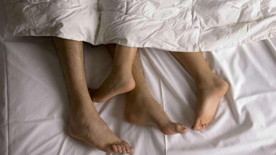 Una pareja en una cama.  / la opinión