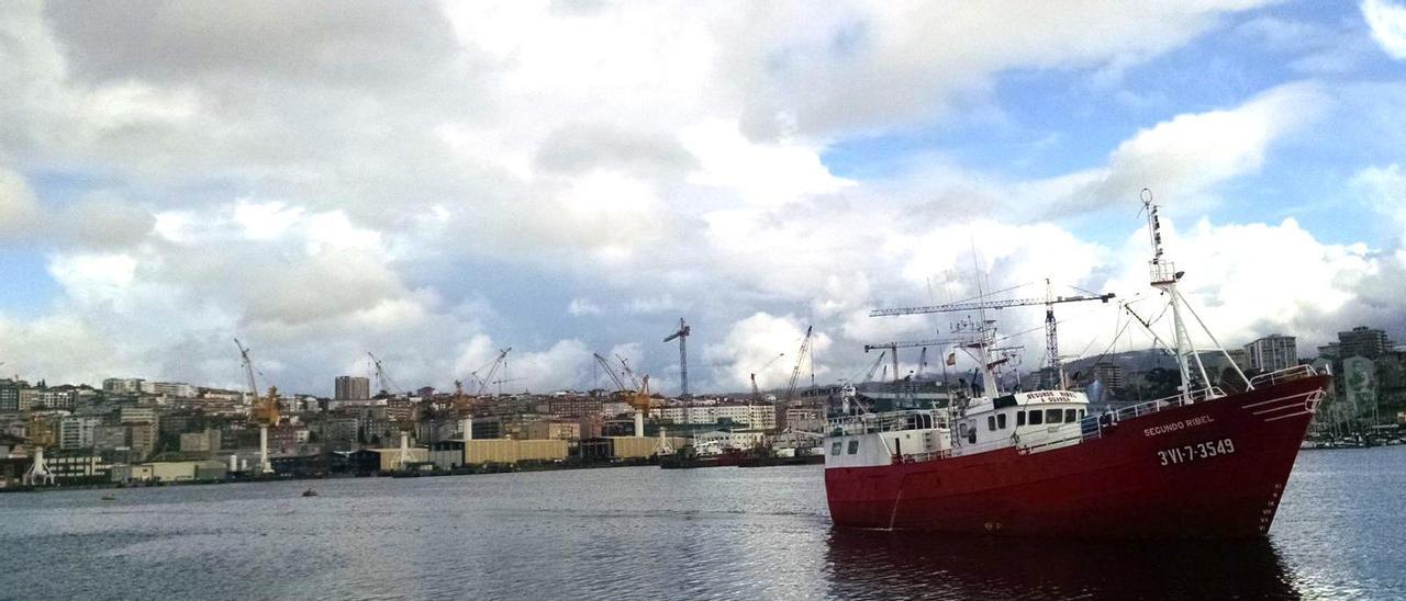 Un buque de palangre, a su entrada en el muelle de Bouzas, en Vigo.