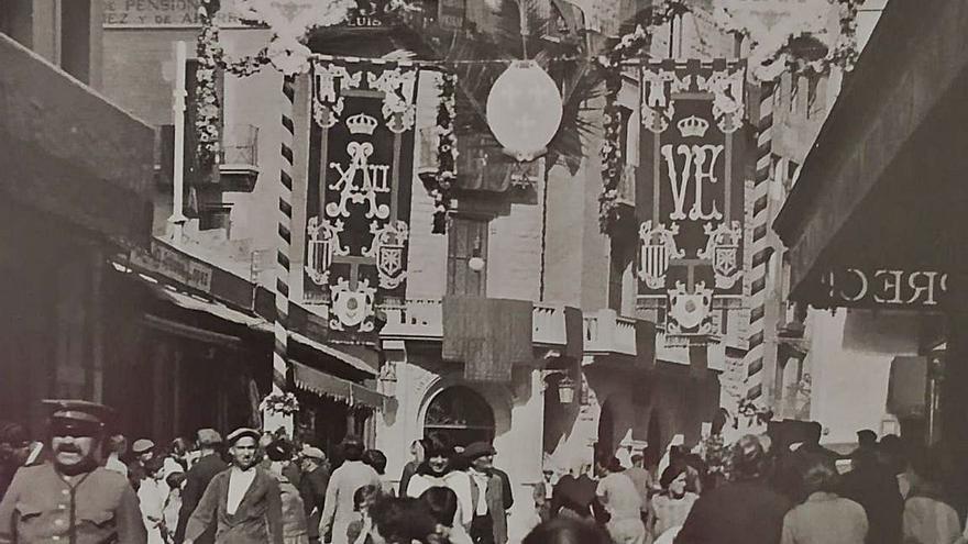 El carrer del Born decorat per la visita de la família reial