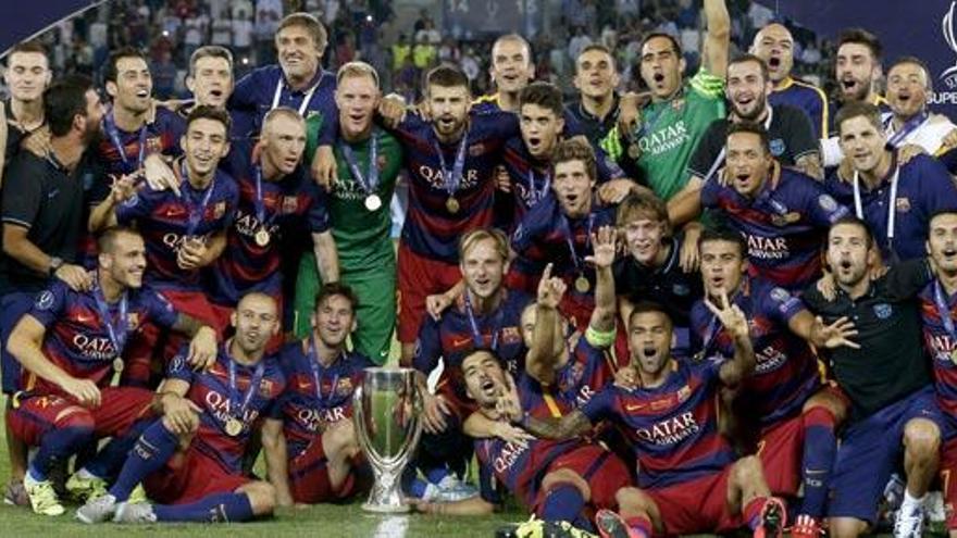 Los jugadores del Barça celebran la Supercopa de Europa.