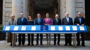 El jurado, José Manuel Blecua, Fernando Delgado, Juan Eslava Galán, Pere Gimferrer, Carmen Posadas, Rosa Regàs y Belén López, en Casa Llotja de Mar, a 15 de octubre de 2022, en Barcelona. Junto a José Crehueras (cuarto, de izquierda a derecha), presidente del Grupo Planeta.s