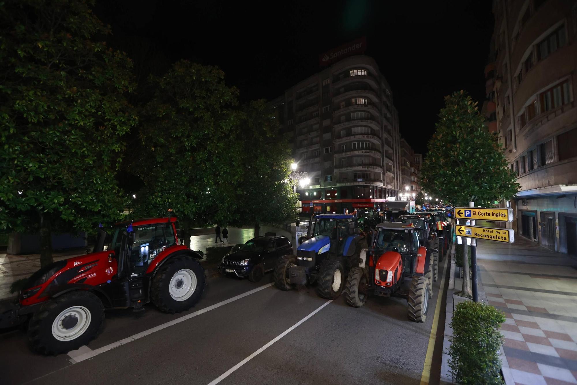 Así pasan la noche los ganaderos de protesta en la calle Uría de Oviedo