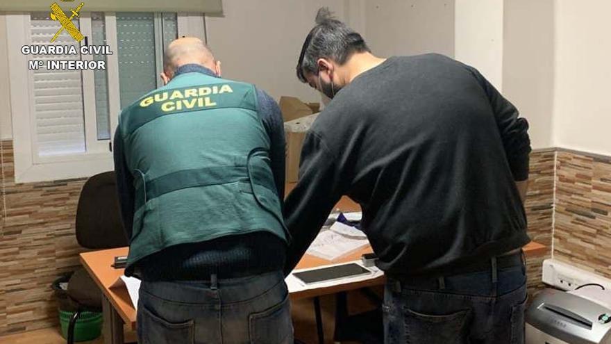 La Guardia Civil detiene a tres miembros de una red acusados de estafar casi 380.000€