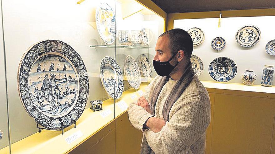 Un home observant un dels plats de l&#039;exposició