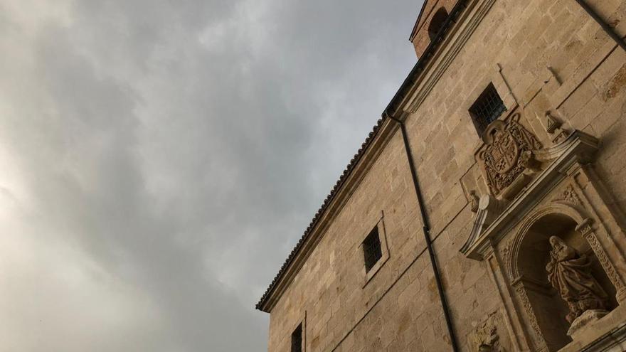 El cielo en Zamora esta mañana junto a la fachada de la Biblioteca Pública.