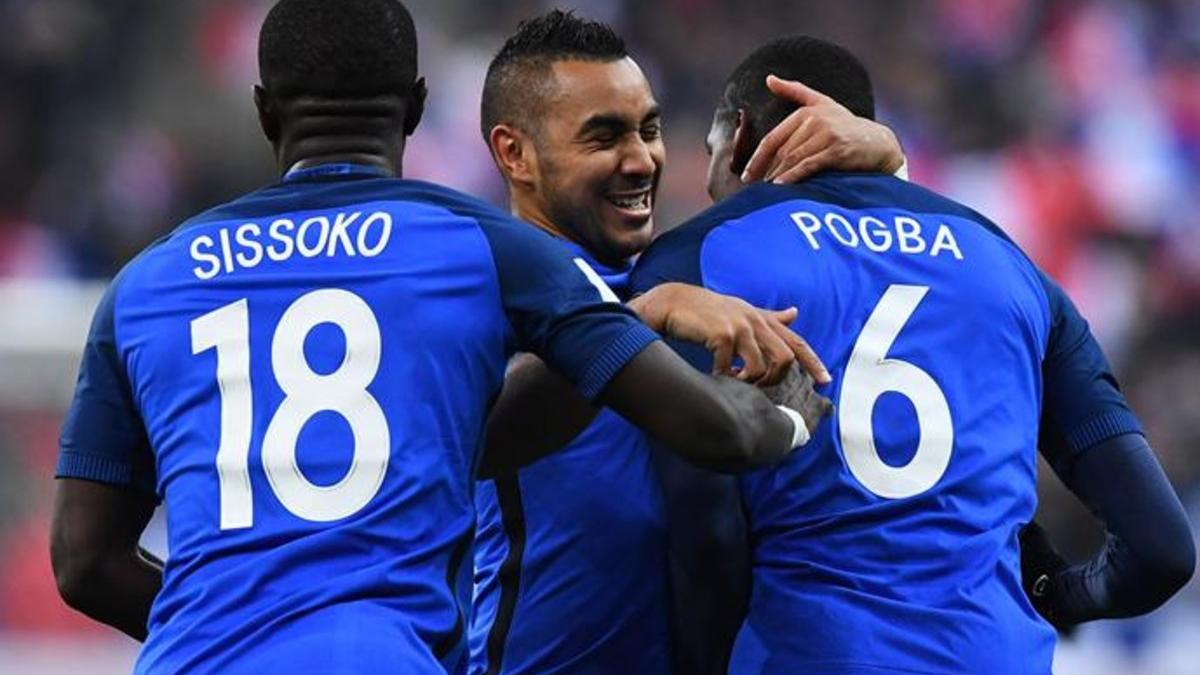 Payet y Pogba se abrazan en presencia de Sissoko