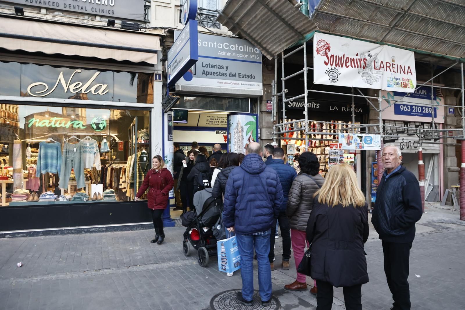 Colas para comprar décimos de la Lotería de Navidad en las expendedurías del centro de València