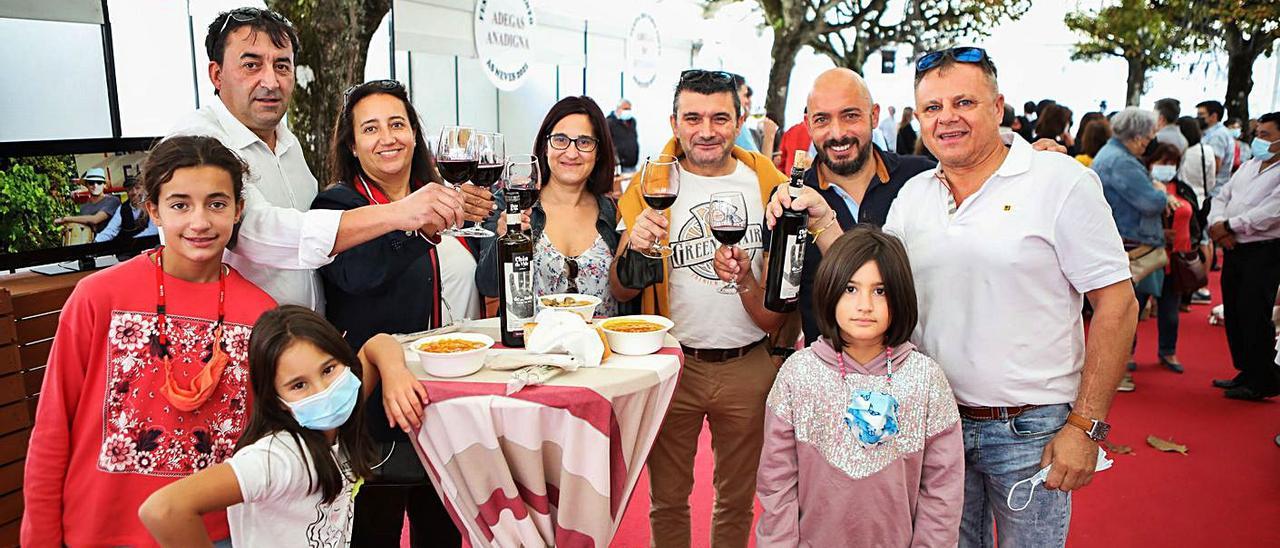 Un grupo de amigos brinda con el vino tinto D.O. Rías Baixas.  // Anxo Gutiérrez