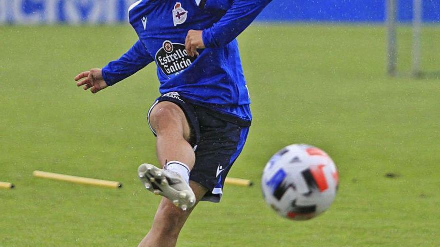 Lara golpea el balón ayer en Abegondo.