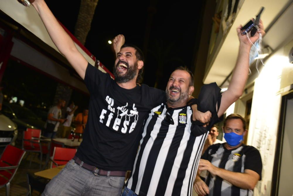 La afición celebra el ascenso del FC Cartagena