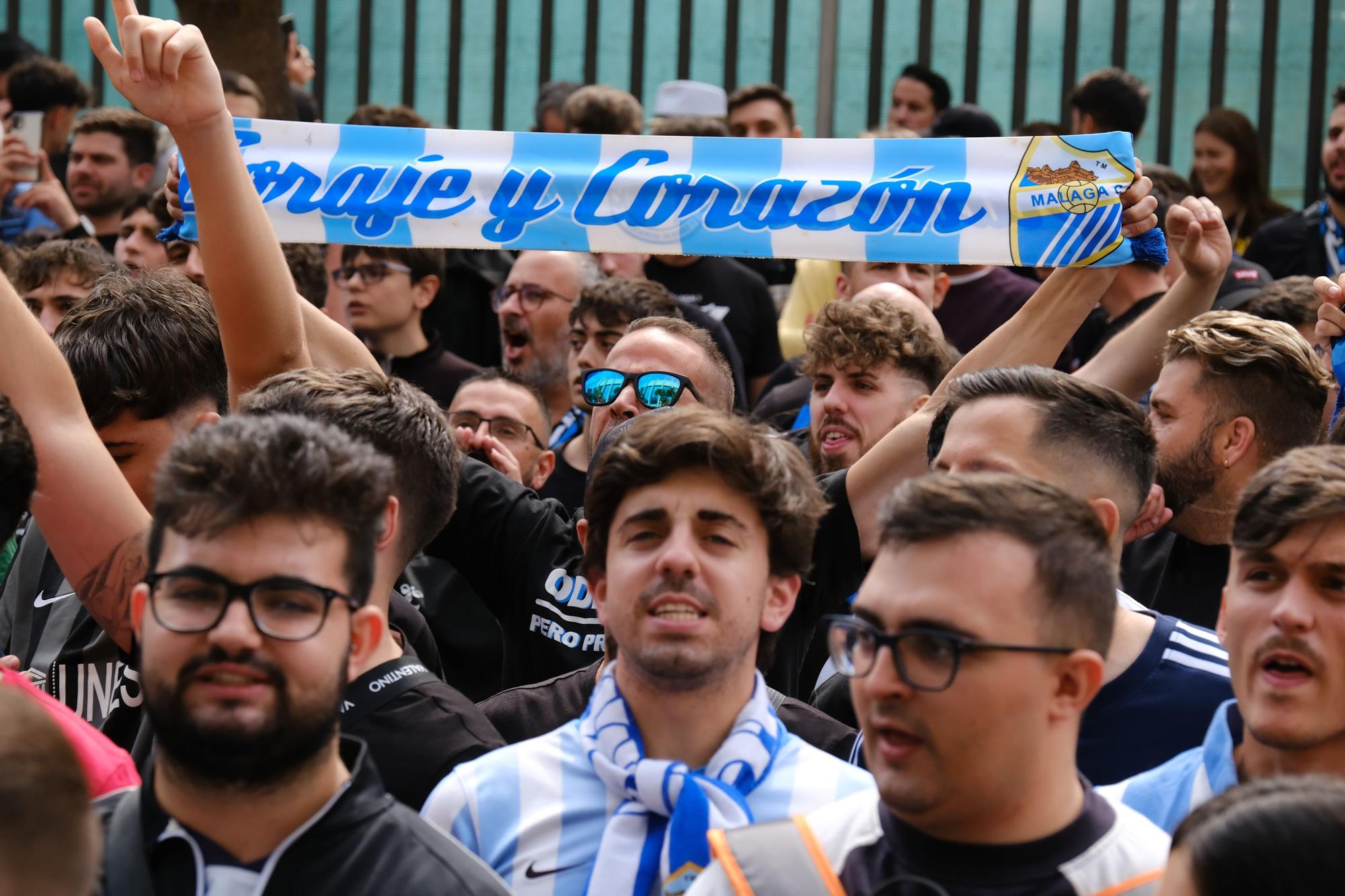 La protesta de la afición antes del Málaga CF - UD Ibiza, en imágenes