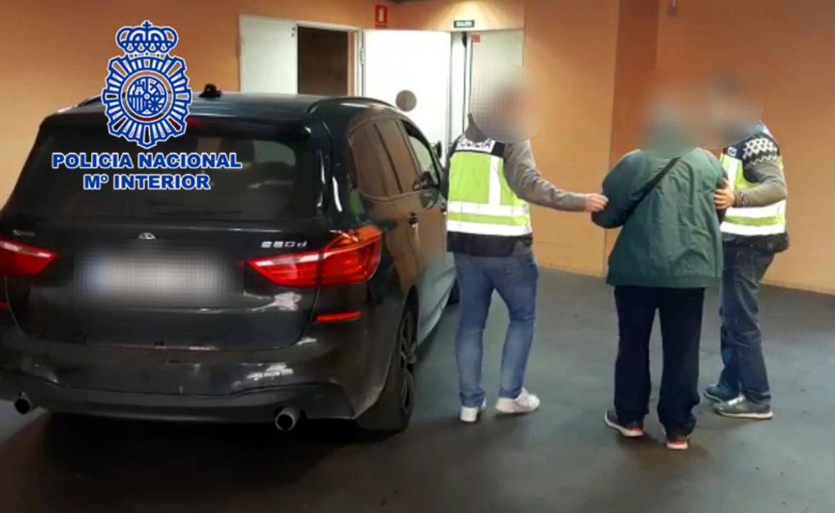 El hombre en el momento de la detención.