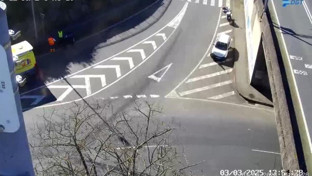 Imagen de las cámaras de la DGT en el que se observa uno de los coches siniestrados y la ambulancia